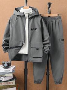 SHEIN Set de 2 piezas de chaqueta con capucha casual y cómoda con bolsillos y pantalones jogger de unicolor para niños pequeños, adecuado para salidas, escuela, reuniones diarias, otoño/invierno - Gris - Ver 3