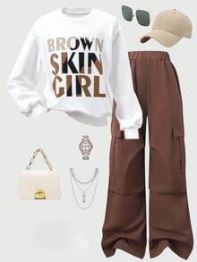 SHEIN ChillGRL Tween Girl 2 件套：标语印花字母白色圆领运动衫和时尚卡其色工装裤，休闲街头风格