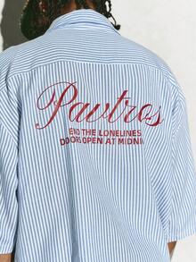 PAVTROS Manfinity Streetrush 男士街頭風熱門 INS 穿搭男裝休閒街頭短袖領子襯衫，藍色條紋刺繡圖案襯衫，街頭風男友禮物男士短版鈕扣開襟襯衫 - 藍白色 - 查看 5