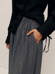 Nöista 女士阔腿纹理长裤，松紧腰设计。采用轻盈的褶皱面料，宽松版型，穿着舒适一整天。这款百搭休闲裤，无论是日常穿搭、度假造型，还是搭配修身上衣或衬衫，都能轻松打造时尚造型。是现代休闲女性的理想之选。 - 深灰色 - 查看 5