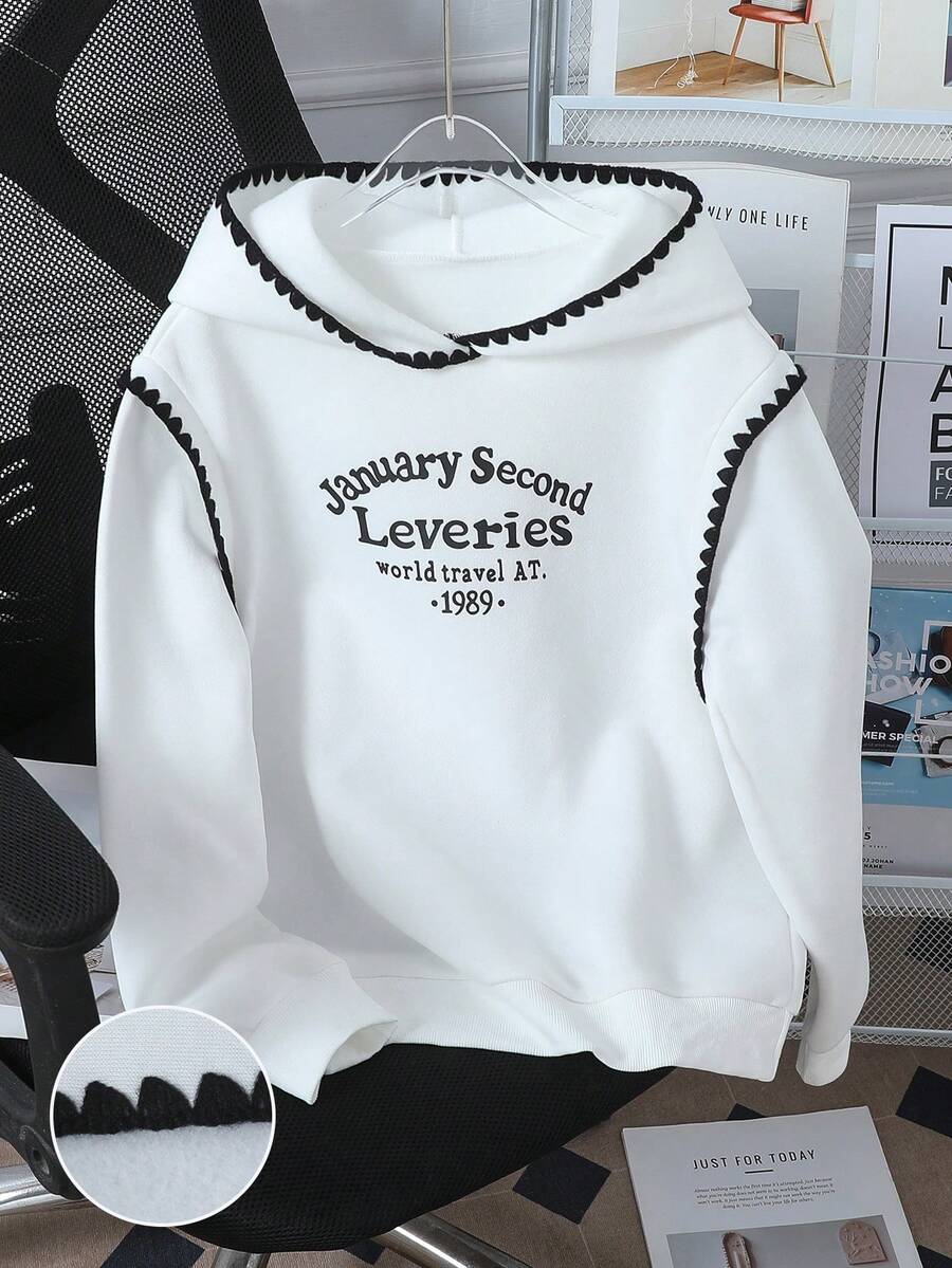 SHEIN Este suéter con capucha blanco de manga larga, elegante y casual para niñas, presenta una estampa en inglés en el pecho, una silueta cómoda y puños y dobladillo acanalados cómodos. Los hombros y la capucha tienen un diseño de carcasa de punto negro único. Perfecto para otoño e invierno, actividades al aire libre, escuela, viajes, fiestas: ¡un suéter imprescindible! - Blanco - Ver 1