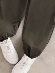 SHEIN Coolqubz 2 件/套青少年男孩时尚白色连帽衫搭配橄榄绿色裤子，是青少年男孩的时尚服装，连帽衫采用绿色定位印花，面料柔软舒适，适合春秋季穿着，适合上学、郊游等多种场合。 - 軍綠色 - 查看 3