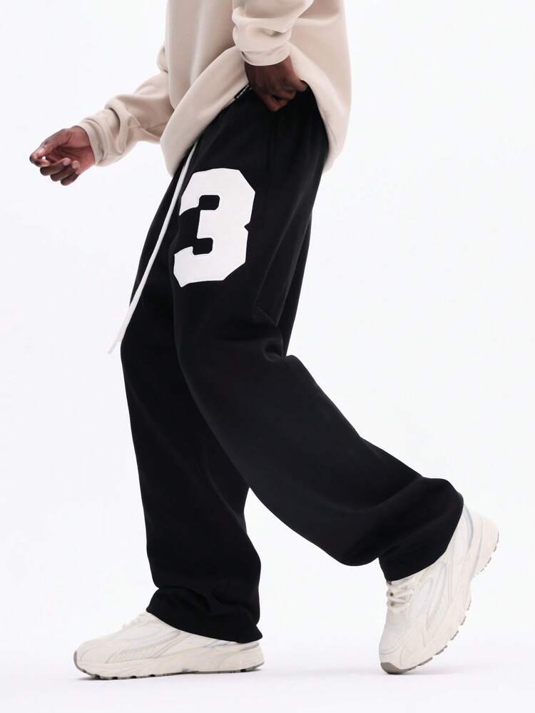 Jogginghose mit tiefem Schritt und Zahlenapplikation