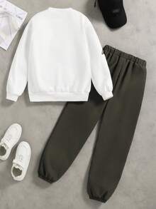 SHEIN Coolqubz 两件套时尚白色连帽衫搭配橄榄绿裤子，青少年男孩时尚穿搭。连帽衫采用绿色图案印花，面料柔软舒适，适合春秋季节，百搭校园休闲装 - 白色 - 查看 2