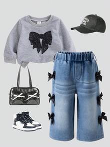 SHEIN Playful Pals 两件套女婴时尚休闲街头风套装，包括一件灰色圆领长袖卫衣（饰有黑色蝴蝶结印花）和一条蓝色阔腿牛仔裤（饰有黑色丝带蝴蝶结），适合上学和日常穿着，春秋季皆宜。