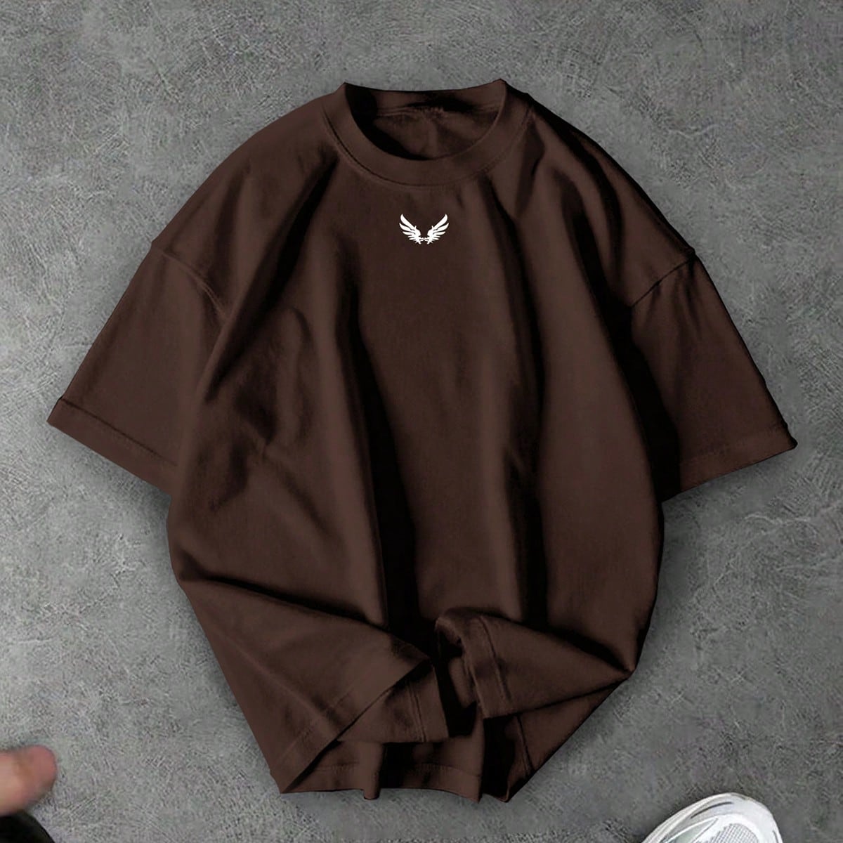 Camiseta deportiva de cuello redondo con estampado de alas, ajuste holgado para hombre, gimnasio