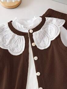 三件套女童套装，杏色针织背心搭配同色系阔腿裤，白色高领长袖上衣，舒适休闲，适合秋冬季穿着。 - 棕色 - 查看 5