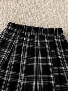 女童格子毛衣搭配黑色蝴蝶结装饰半身裙套装，简约百搭黑色半身裙，适合万圣节、圣诞节、开学季、日常可爱穿着，秋冬季皆宜。