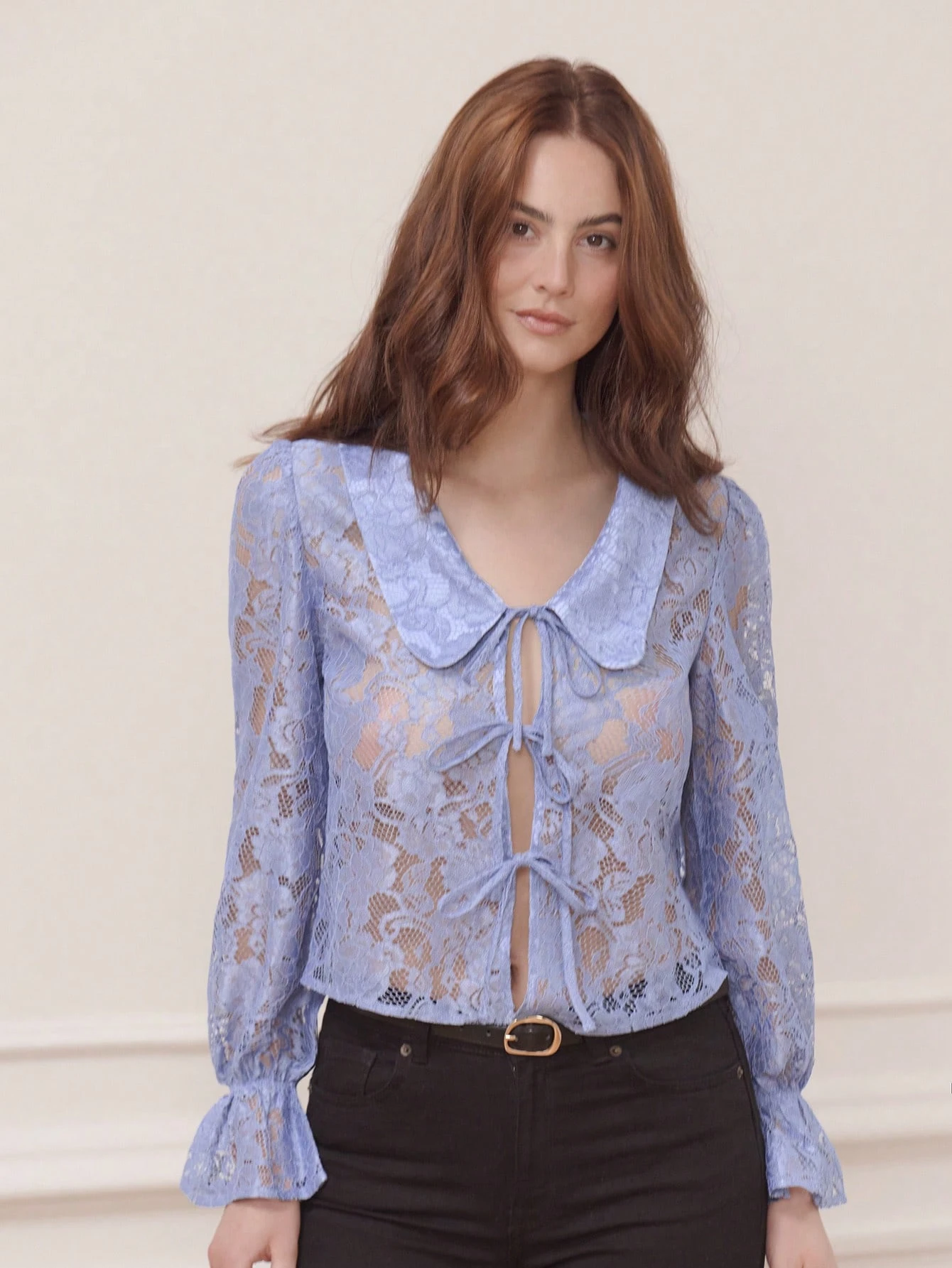 ブルーシアーレースブラウス、ペターパンカラー、リボンタイ付き、フリルカフス