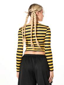 SUMWON WOMEN Crop top ajustado de manga larga con cuello de barco y rayas horizontales amarillas con estampado de letras rojas - Amarillo - Ver 2