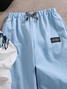 SHEIN 2 件套青少年男孩时尚白色连帽衫搭配橄榄绿色裤子，时尚的青少年男孩服装，连帽衫采用绿色图案印花，面料柔软舒适，适合春秋季节，百搭，适合学校、休闲装 - 淺藍色 - 查看 4