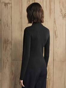 Revavyn Áo len cổ lọ ôm vừa vặn cho nữ, thiết kế lưới cắt vai và hạt ngọc trai, phù hợp cho việc đi lại hàng ngày - màu đen - Xem 8