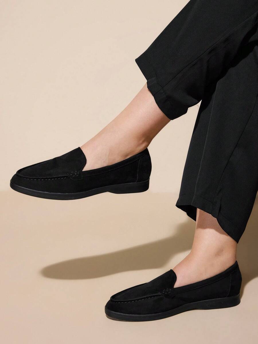 CUCCOO CURVES 加大码女式宽版舒适黑色绒面休闲乐福鞋，百搭平底一脚蹬鞋，适合通勤、户外、工作、日常穿着 - 黑色 - 查看 1