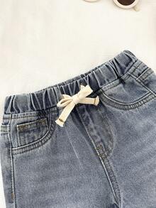 SHEIN Quần short jean denim màu xanh dương kiểu cổ điển, mềm mại, dễ thương cho bé trai, có dây rút ở eo và túi, thích hợp mặc hàng ngày và đi học, phong cách đường phố, Giáng sinh, Năm mới, bộ sưu tập thời trang, quần short jean, quần short jean denim cho bé 2 tuổi, phong cách thường ngày, quần jean họa tiết, quần short denim họa tiết thập niên 2000, thích hợp cho Lễ tình nhân, đi biển, dự tiệc, kỳ nghỉ. - Rửa nhẹ - Xem 3