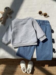 SHEIN Playful Pals 两件套女婴时尚休闲街头风套装，包括一件灰色圆领长袖卫衣（饰有黑色蝴蝶结印花）和一条蓝色阔腿牛仔裤（饰有黑色丝带蝴蝶结），适合上学和日常穿着，春秋季皆宜。