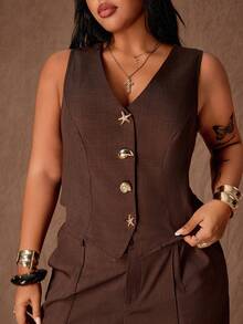 Rustia 这款大码女式两件套，采用法式V领设计，休闲金属纽扣闭合，尽显优雅奢华复古浪漫的“老钱”风格。套装包含一件收腰背心和一条高腰弹力阔腿裤。适合日常出行、返校季、返校派对、办公、春节、情人节、生日派对、晚宴、Y2K风格、通勤装、度假装、感恩节服装以及春夏秋季穿着。 - 棕色 - 查看 5