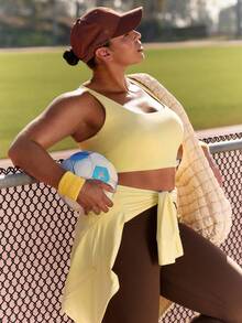 GLOWMODE FeatherFit™-Sculpt 大码扭扭运动文胸，柔软弹力，短款可拆卸罩杯，方领扭扭后背设计，适合低强度瑜伽、日常休闲穿着。 - French Vanilla - 查看 6