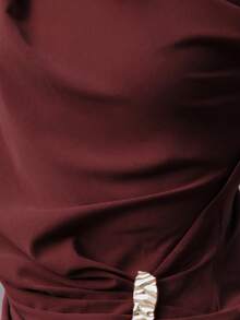 Nöista 这款棕色单肩上衣采用优雅的垂坠设计，臀部饰有金属光泽细节，增添了一丝奢华感。无论是春假聚会、生日晚宴，还是优雅的派对，它都能完美胜任，为女性的春假穿搭系列带来精致优雅和现代魅力。 - 紅木色 - 查看 8