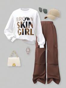 SHEIN ChillGRL Tween Girl 2 件套：标语印花字母白色圆领运动衫和时尚卡其色工装裤，休闲街头风格
