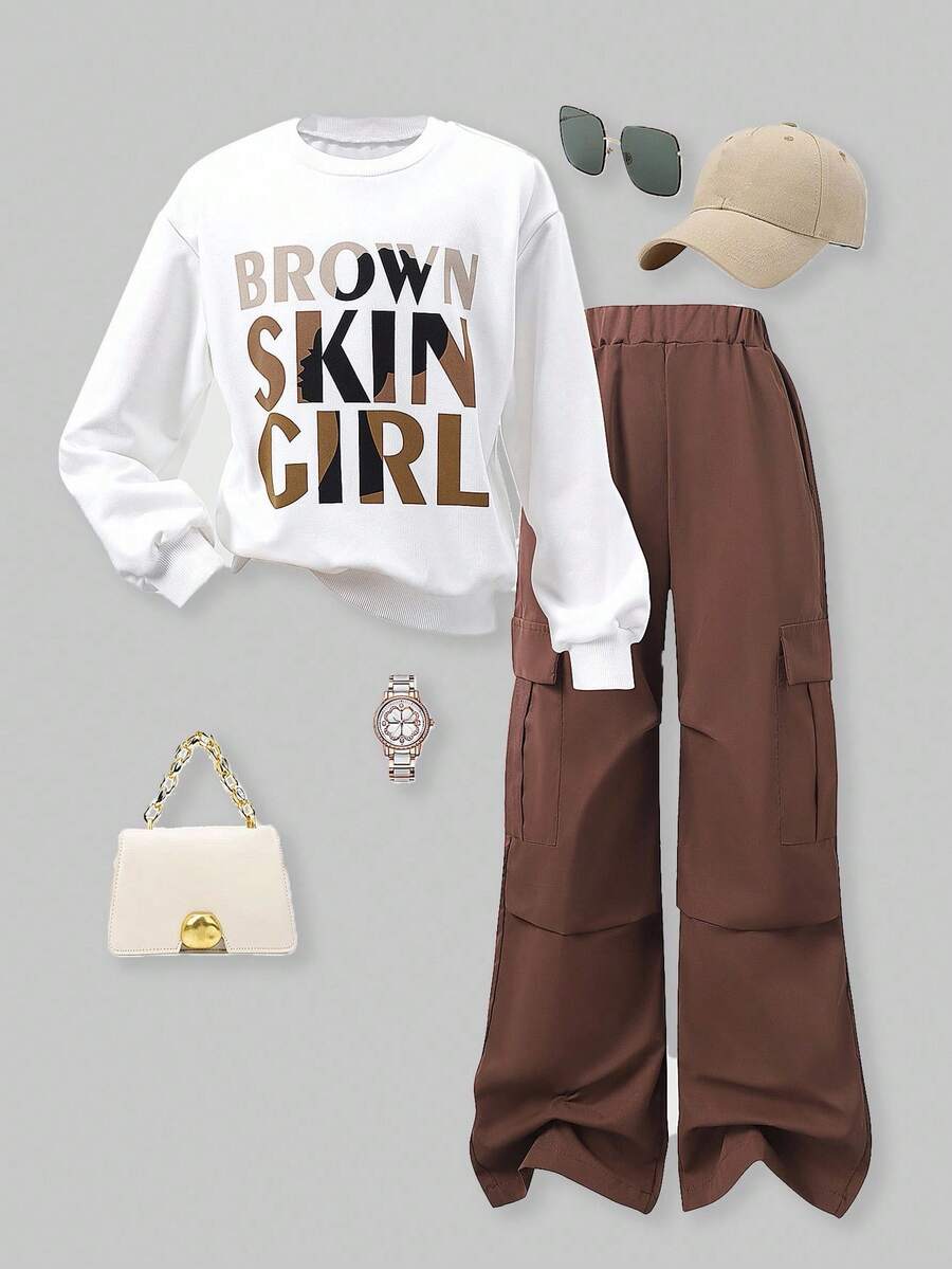 SHEIN ChillGRL Tween Girl 2 件套：标语印花字母白色圆领运动衫和时尚卡其色工装裤，休闲街头风格