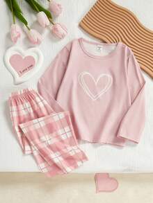 Conjunto de blusa e calça xadrez com estampa de corações, gola redonda e mangas compridas.