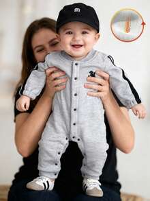 Tutina casual e cool da bambino con colletto ricamato e apertura frontale, adatta per uscite quotidiane, scuola, feste e raduni, abbigliamento per neonati, tutina per bambini, tutina in maglia per neonato maschio, tutina casual per neonato in autunno, completo per neonato, abbigliamento neutro per neonato, tuta in felpa unisex per neonato, abbigliamento sportivo per neonato, tutina casual con bottoni per neonato