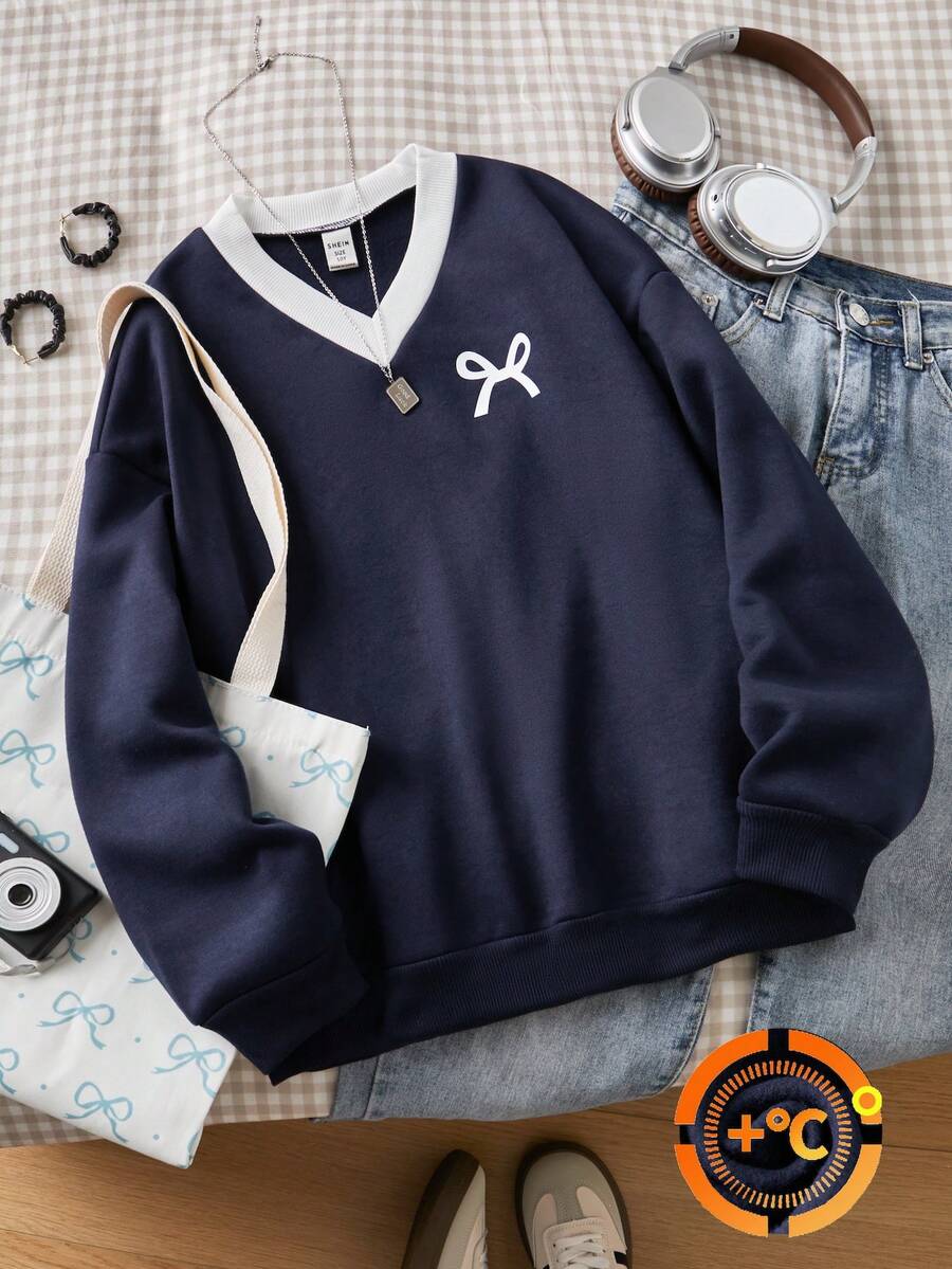 SHEIN 这款适合青少年女孩的欧美风V领卫衣,融合了当下流行的蝴蝶结元素和复古学院风。经典的藏蓝色撞色领口和宽松的版型,使其成为8-14岁女孩秋冬季的百搭单品,无论是开学季还是日常穿着都非常合适。 - 藍色 - 查看 1