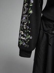 ROMWE EDITION 大码哥特暗月荆棘丛林紫色花朵蛇纹印花抽绳连帽黑色高腰卫衣，大码秋冬女式连帽高腰卫衣，大码秋冬女式上衣外套 - 黑色 - 查看 5