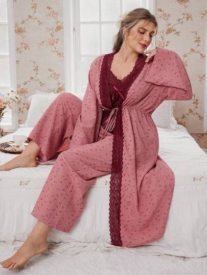 SHEIN Conjunto de 3 piezas de ropa de dormir talla grande: Chaqueta con estampado floral y parches de encaje, Camiseta de tirantes con lazo y Pantalones con estampado romántico