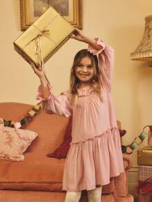 女童粉色荷叶边领长袖连衣裙 – 柔软面料，飘逸层叠下摆，可爱荷叶边袖口，甜美A字廓形，适合日常穿着/派对，柔和的粉彩色调，舒适宽松版型，可爱甜美的设计，专为小小时尚达人打造 - 粉色 - 查看 1