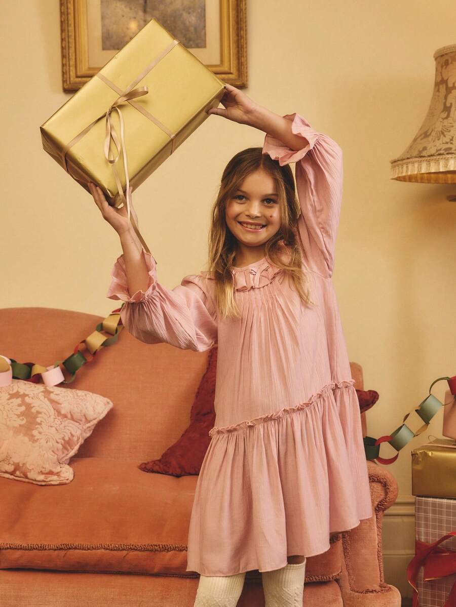 女童粉色荷叶边领长袖连衣裙 – 柔软面料，飘逸层叠下摆，可爱荷叶边袖口，甜美A字廓形，适合日常穿着/派对，柔和的粉彩色调，舒适宽松版型，可爱甜美的设计，专为小小时尚达人打造 - 粉色 - 查看 1