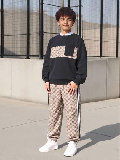 Vacaura 2 件男童休闲撞色字母印花卫衣和裤子套装，拼布设计卫衣，撞色抽绳裤，时尚秋冬，柔软舒适的材质，街头风格圆领长袖套头衫，非常适合户外穿着