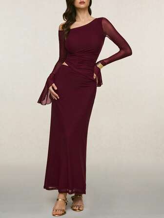 Poéselle Damset med enfärgad asymmetrisk axel, mesh, utsvängda ärmar, volang och figurnära kjol, 2-delat