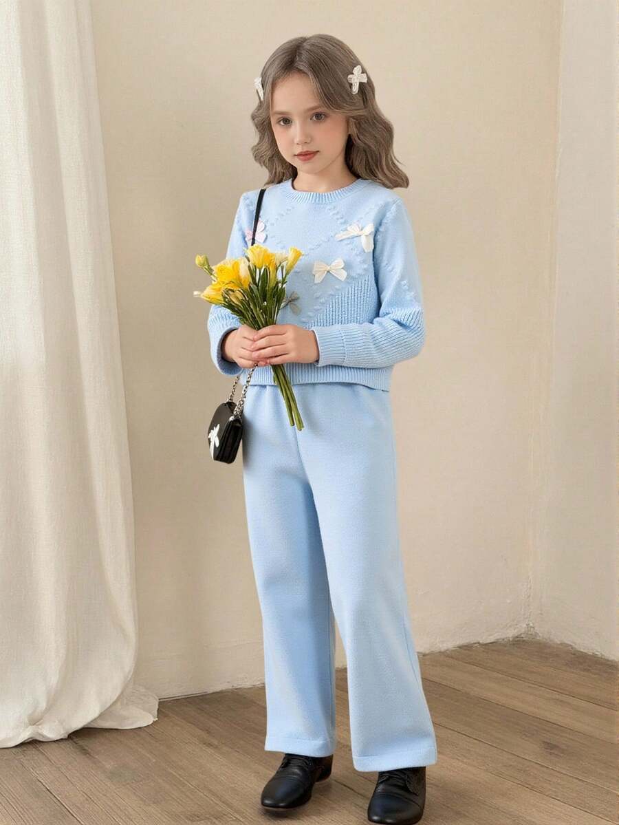 少女休闲、时尚又可爱。浅蓝色蝴蝶结圆领针织衫搭配针织阔腿裤两件套。柔软舒适,适合日常穿着和旅行。这款天蓝色童装套装适合春秋季穿着,长袖设计,休闲百搭,A字连体裤款式,浅蓝色童装。 - 藍色 - 查看 1
