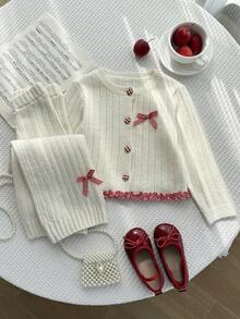 SHEIN مجموعة كنزة صوفية وبنطلون محبوكة للأطفال الصغار 2 قطعة، كنزة صوفية كارديجان بأكمام طويلة مزينة بفيونكة مربعة، وبنطلون محبوك، أنيقة وبسيطة للخريف/الشتاء، دافئة ومريحة للاستخدام اليومي - أبيض - مشاهدة 3