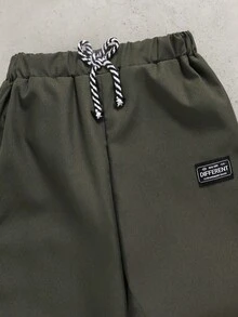 SHEIN Coolqubz 两件套时尚白色连帽衫搭配橄榄绿裤子，青少年男孩时尚穿搭。连帽衫采用绿色图案印花，面料柔软舒适，适合春秋季节，百搭校园休闲装 - 白色 - 查看 6