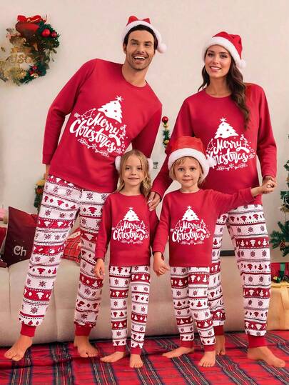 SHEIN Conjunto de pijama masculino "Feliz Natal" - Camiseta vermelha de manga comprida com estampa de árvore de Natal branca, calça vermelha com a inscrição "Feliz Natal" em caligrafia branca e estampa de árvore de Natal e flocos de neve. Tecido de malha elástica e respirável, lavável à máquina, confortável e fácil de cuidar. Conjunto de pijama natalino combinando para toda a família, ideal para outono e inverno.