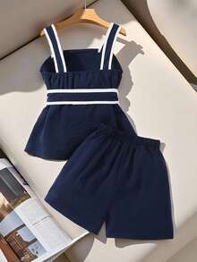 少女T恤套装，黑色背心搭配白色滚边，腰部配有腰带，下身搭配短裤，简约通勤风，适合夏季穿着。 - 藏蓝色 - 查看 2