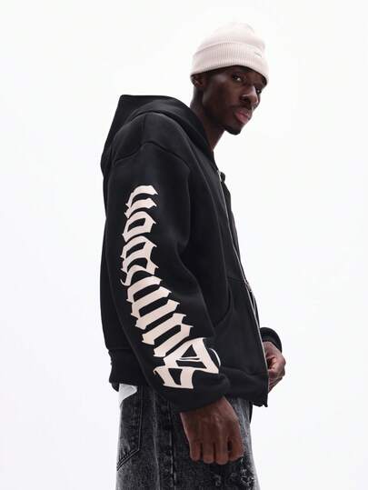 SUMWON 休闲宽松版型全拉链连帽衫，配有抽绳和中央口袋，袖子上饰有醒目的图案，打造街头风冬季造型。