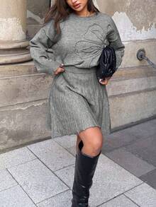 Calvaya Bộ áo và chân váy dệt kim họa tiết hoa ngọt ngào thanh lịch cỡ lớn - Xám - Xem 6