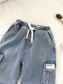 SHEIN 男童休闲柔软基础款简约宽松舒适字母贴布抽绳腰带工装口袋浅蓝色牛仔慢跑裤，百搭实用，适合学校、日常、秋冬季日常穿着、街头风、圣诞节、新年等场合。 - 淺色水洗藍 - 查看 6