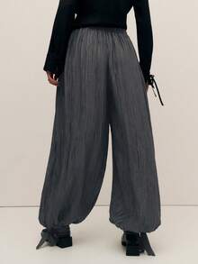 Nöista 女士阔腿纹理长裤，松紧腰设计。采用轻盈的褶皱面料，宽松版型，穿着舒适一整天。这款百搭休闲裤，无论是日常穿搭、度假造型，还是搭配修身上衣或衬衫，都能轻松打造时尚造型。是现代休闲女性的理想之选。 - 深灰色 - 查看 3