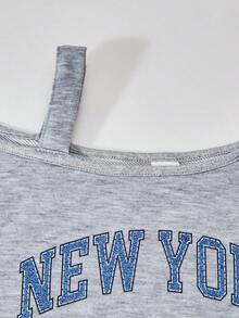 SHEIN ChillGRL 2 件套青少年女孩宽松休闲肩带印花运动衫和浅蓝色牛仔裤套装，适合日常通勤、休闲街头风格、聚会、春夏季