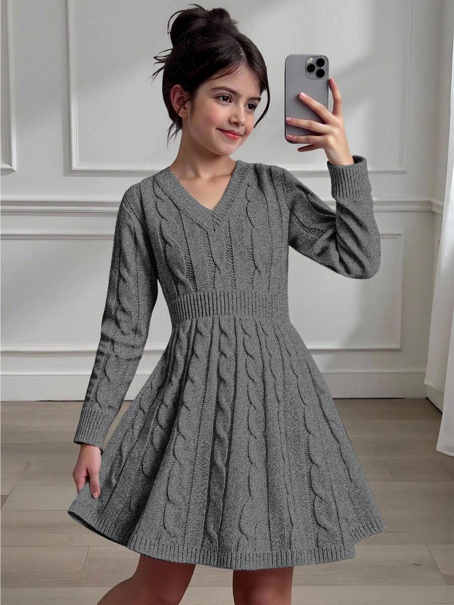 SHEIN 女童V领毛衣连衣裙,简约风格,麻花针织,收腰设计,长袖,荷叶边下摆,柔软亲肤,修身显瘦,室内外皆宜,春秋季必备单品 - 灰色 - 查看 1