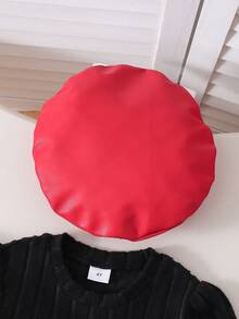 女童双面珊瑚绒无袖背心外套，搭配黑色罗纹针织12*4纹理半身连衣裙，腰间饰有红色皮革蝴蝶结，并配以红色皮革贝雷帽。女童咖啡色针织圆领长袖上衣，饰有破洞拼接和豹纹蝴蝶结，搭配豹纹针织短裤，两件套休闲装，适合户外旅行、派对等场合。 - 米色 - 查看 4