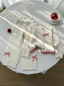 SHEIN مجموعة كنزة صوفية وبنطلون محبوكة للأطفال الصغار 2 قطعة، كنزة صوفية كارديجان بأكمام طويلة مزينة بفيونكة مربعة، وبنطلون محبوك، أنيقة وبسيطة للخريف/الشتاء، دافئة ومريحة للاستخدام اليومي - أبيض - مشاهدة 4