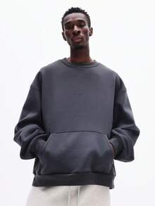 SUMWON 男士宽松短款卫衣，饰有同色系图案细节和罗纹圆领，适合休闲秋冬街头风穿搭。 - 灰色 - 查看 2