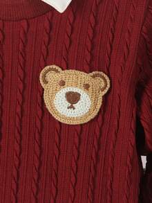 男童两件套服装，酒红色针织圆领毛衣，左胸饰有小熊头图案，搭配卡其色长裤，适合通勤、上学、日常休闲穿着，春夏皆宜。 - 酒紅色 - 查看 3
