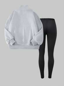 SHEIN ChillGRL Streecool 儿童/少女圆领半拉链插肩宽松休闲字母印花长袖卫衣和修身长裤两件套，适合春秋季休闲街头穿搭。