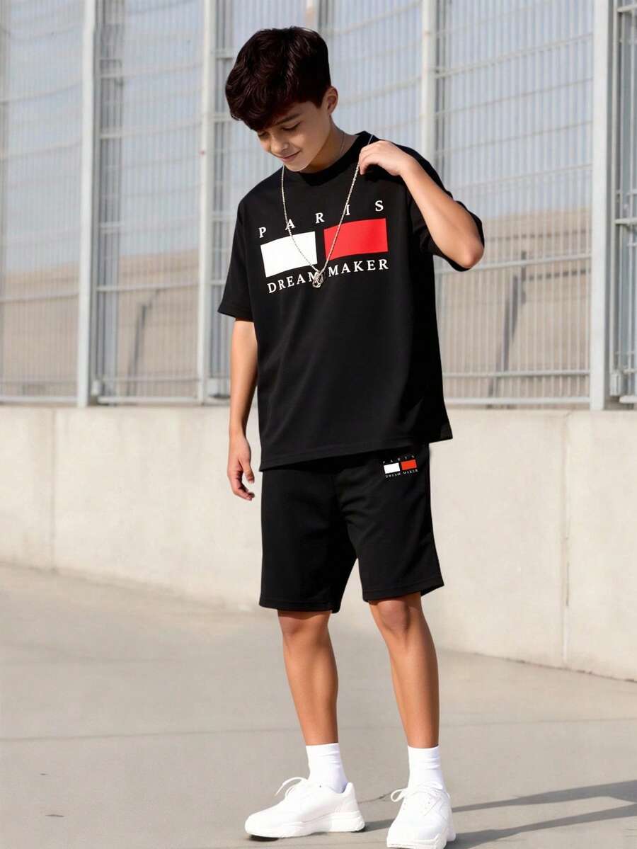 Vacaura Tween Boy 简约红白格子、字母和标语印花短袖 T 恤和短裤套装，休闲风格